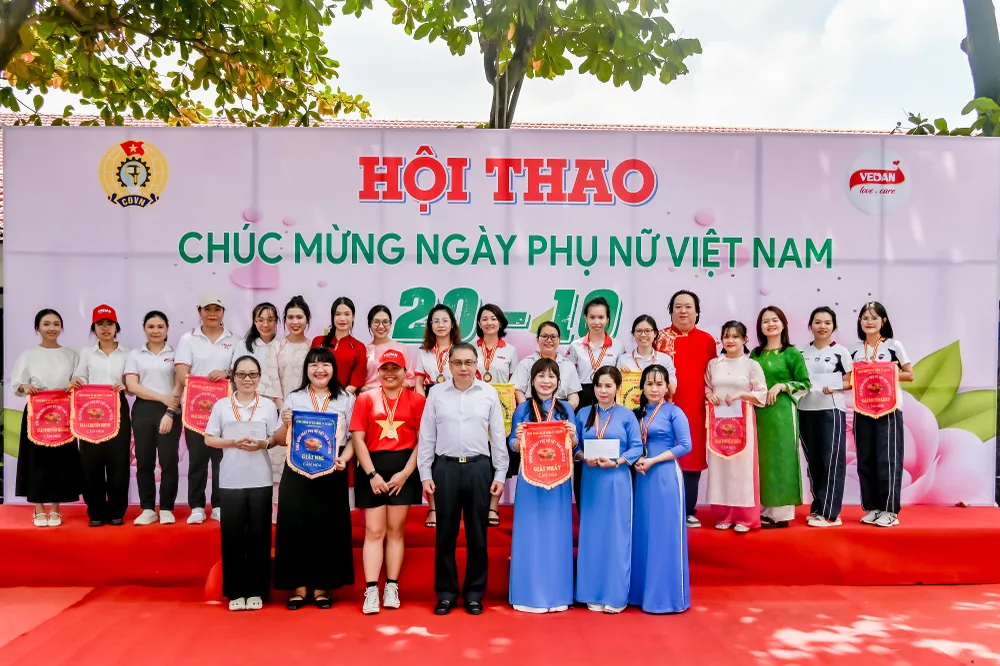 Tổng giám đốc Ni Chih Hao trao giải cho các đội đạt giải hội thi cắm hoa Tổng giám đốc Ni Chih Hao trao giải cho các đội đạt giải hội thi cắm hoa 20.10.jpg