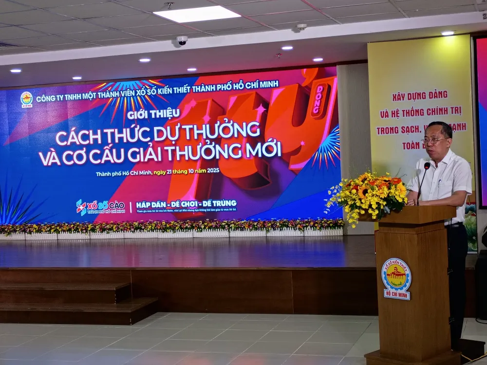 Ông Trương Vĩnh Tùng - Tổng Giám đốc Công ty XSKT Thành phố Hồ Chí Minh giới thiệu sản phẩm Vé số cào với mức giải thưởng đặc biệt 1 tỷ đồng 1000000069.jpg