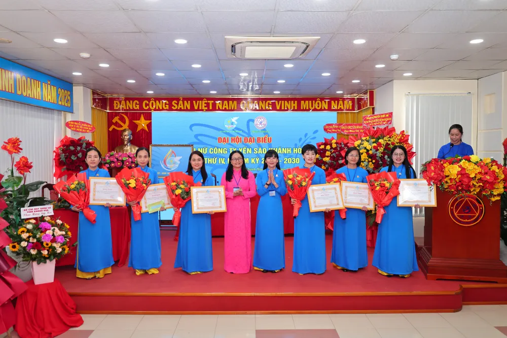 Lãnh đạo Hội LHPN tỉnh Khánh Hòa tặng bằng khen cho tập thể và cá nhân Công ty YSKH đã có thành tích xuất sắc trong công tác Phụ nữ giai đoạn 2021-2025 IMG_3389.JPG