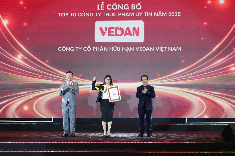 Bà Hà Thị Hòa Bình, đại diện Vedan Việt Nam, nhận chứng nhận Top 10 Công ty thực phẩm uy tín năm 2025 Bà Hà Thị Hòa Bình, đại diện Vedan Việt Nam, nhận chứng nhận Top 10 Công ty thực phẩm uy tín năm 2025.jpg