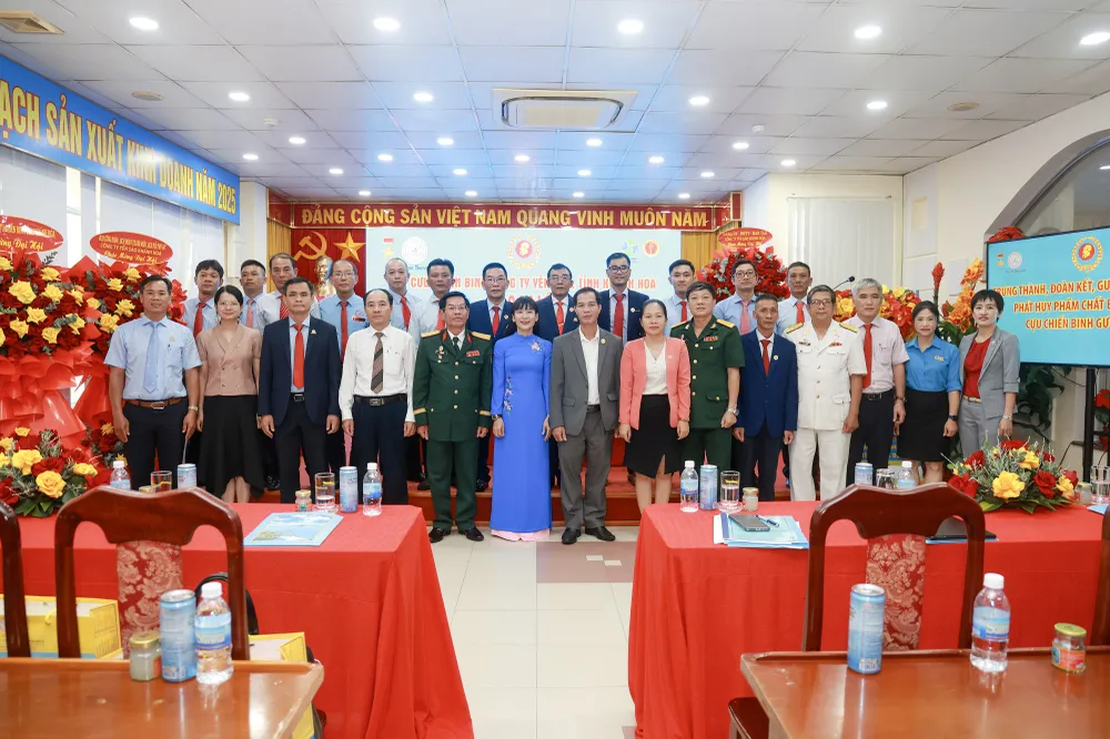 Các đại biểu tyham dự chụp hình lưu niệm với Lãnh đạo Công ty YSKH IMG_0638-55.jpg