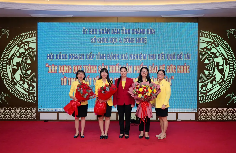 6. Bà Trịnh Thị Hồng Vân tại buổi nghiệm thu Đề tài nghiên cứu khoa học.jpg