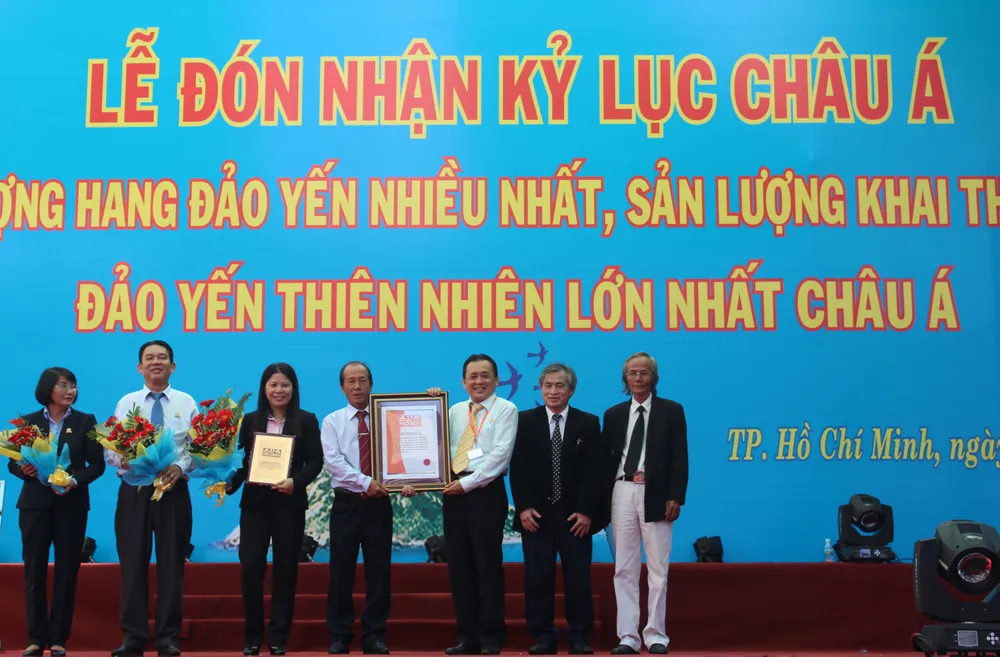 7. YSKH đón nhận Kỷ lục Châu Á về số lượng hang đảo yến nhiều nhất và sản lượng yến sào lớn nhất.jpg