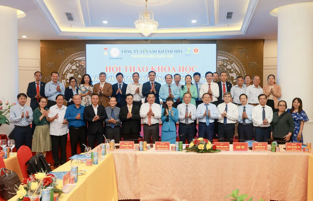 Các đại biệu tham dự Hội thảo chụp hình lưu niệm.jpg