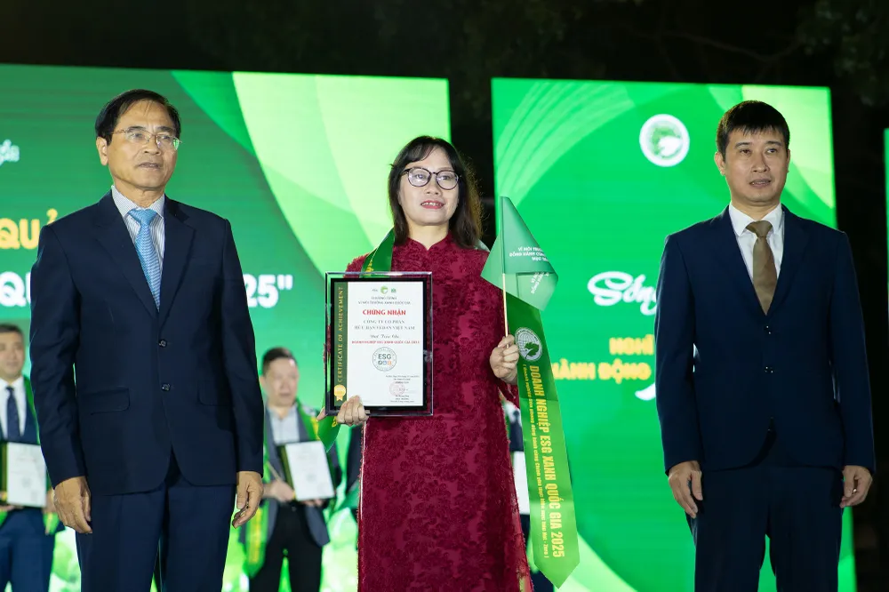 Bà Hà Thị Hòa Bình – Phó giám đốc – đại diện Vedan Việt Nam chứng nhận từ Ban tổ chức.jpg