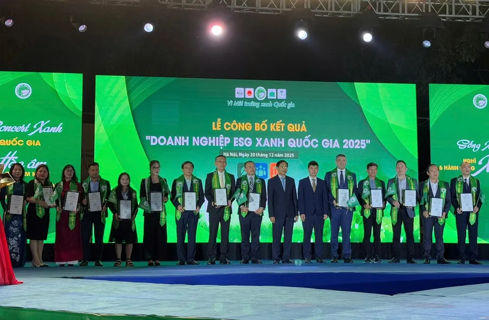 Ban tổ chức trao chứng nhận cho các “Doanh nghiệp ESG xanh quốc gia 2025” vì môi trường xanh.jpg