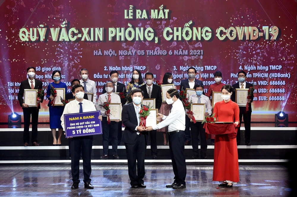 Đại diện Nam A Bank trao tặng 5 tỷ đồng ủng hộ Quỹ vaccine phòng, chống Covid-19