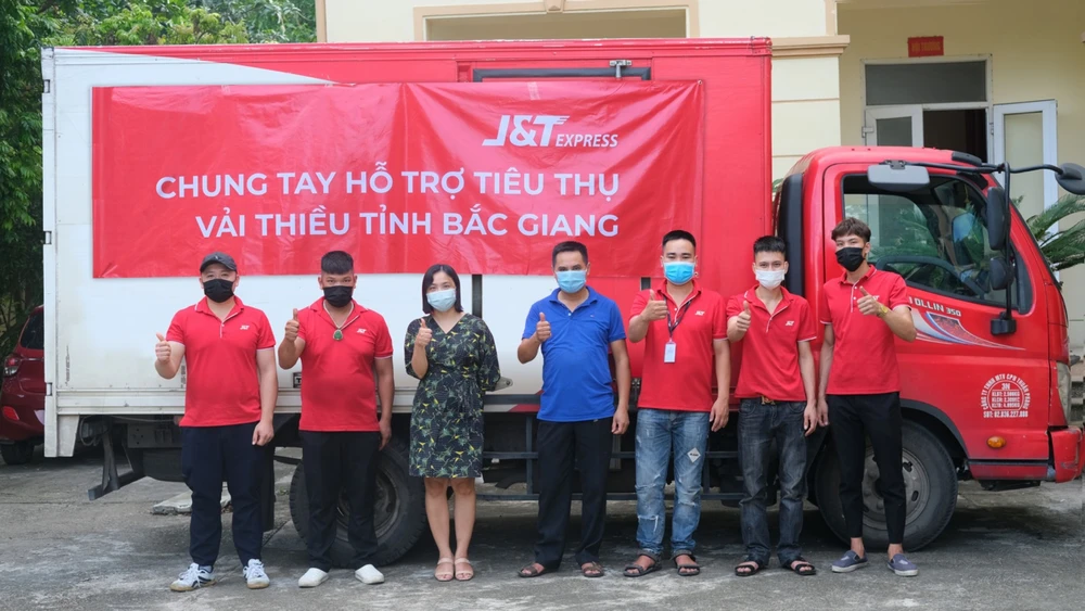 J&T Express chi nhánh Hà Nội đã tiêu thụ gần 2 tấn vải thiều Bắc Giang