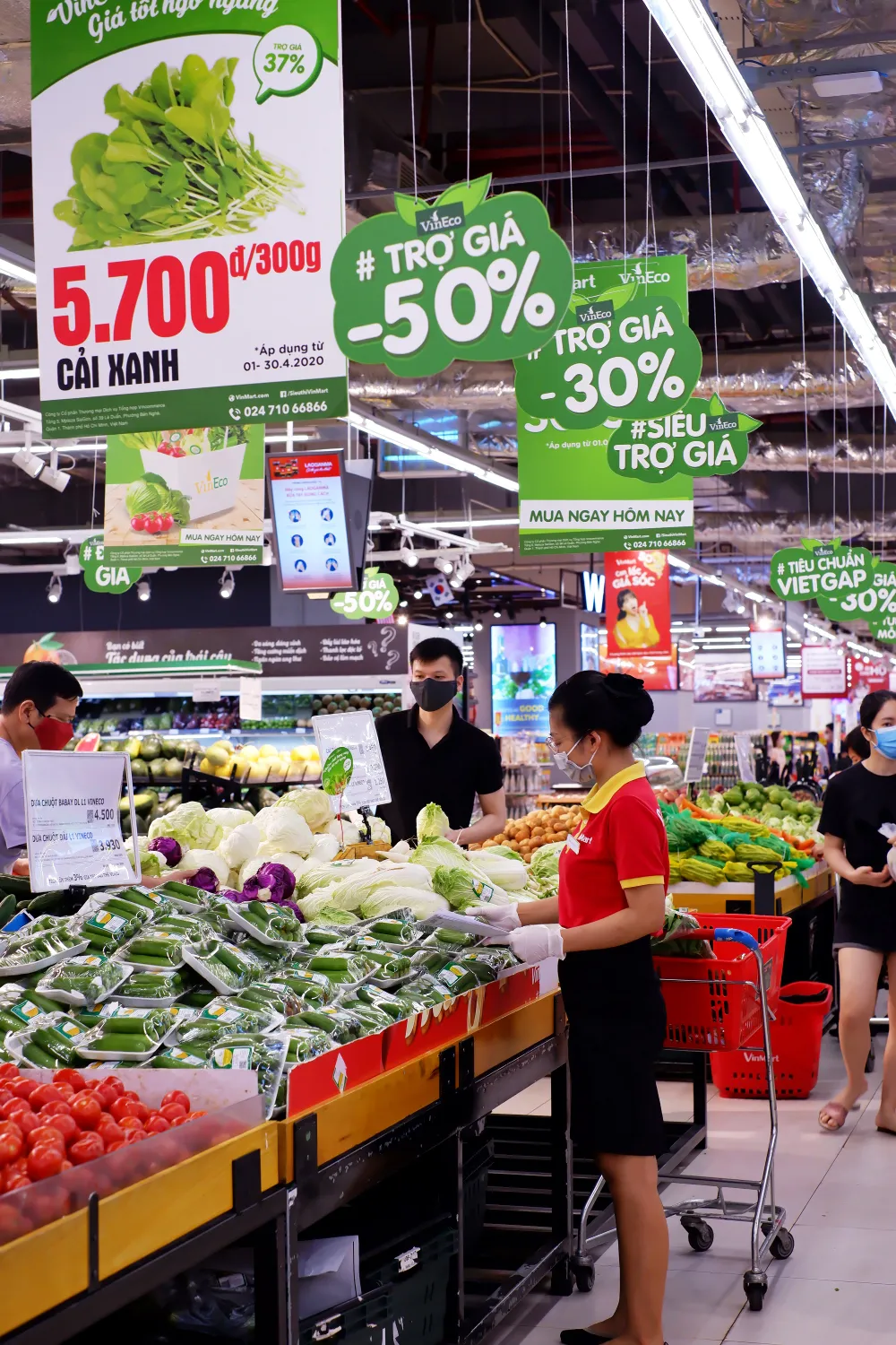 Chuỗi VinMart, VinMart+ tiêm vaccine cho hơn 6.500 CBNV, góp phần đảm bảo mục tiêu kép ảnh 2