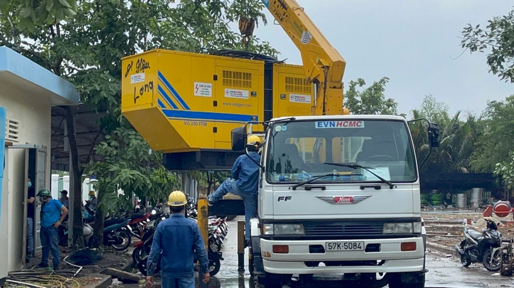 Công ty Điện lực Tân Thuận lắp đặt máy phát điện 500kVA và 250kVA, nguồn dự phòng cho bệnh viện dã chiến số 16