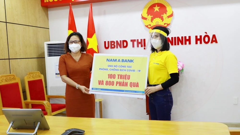 Bà Nguyễn Thị Thanh Đào – Giám đốc Nam A Bank Khu vực Miền Trung & Tây Nguyên trao quà cho lãnh đạo UBND thị xã Ninh Hòa