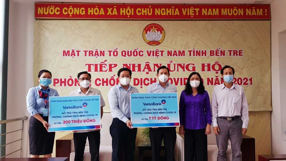 Đại diện VietinBank trao bảng tượng trưng số tiền ủng hộ công tác phòng, chống dịch Covid-19 cho lãnh đạo Ủy ban MTTQ tỉnh Bến Tre