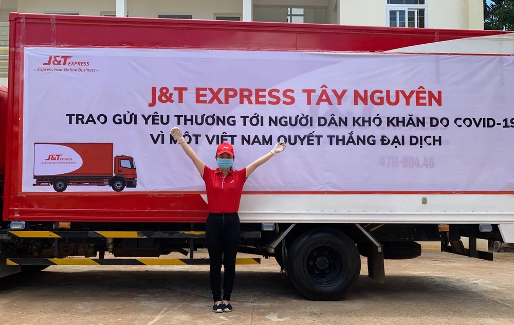 J&T Express chi nhánh Tây Nguyên ủng hộ nhu yếu phẩm cho người dân khó khăn