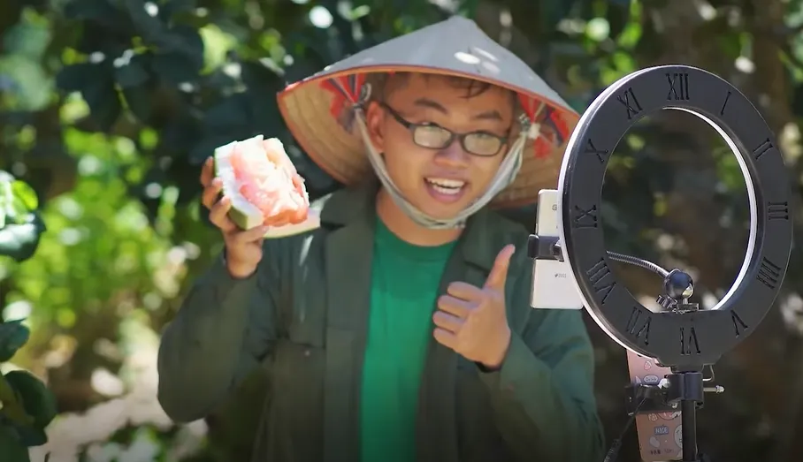 J&T Express hỗ trợ bà con livestream bán trái cây
