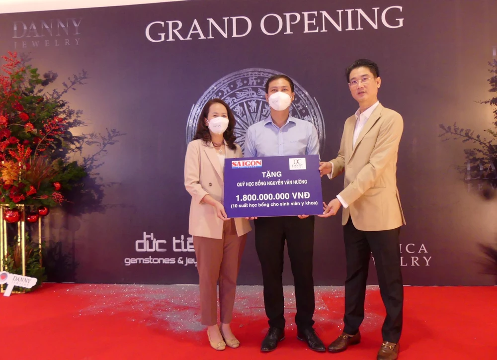 Ông Tạ Duy Hải, CEO Danny Jewelry trao bảng tượng trưng tài trợ Quỹ học bổng Nguyễn Văn Hưởng cho đại diện Báo Sài Gòn Giải Phóng và đại diện Trường Đại học Y Dược TPHCM