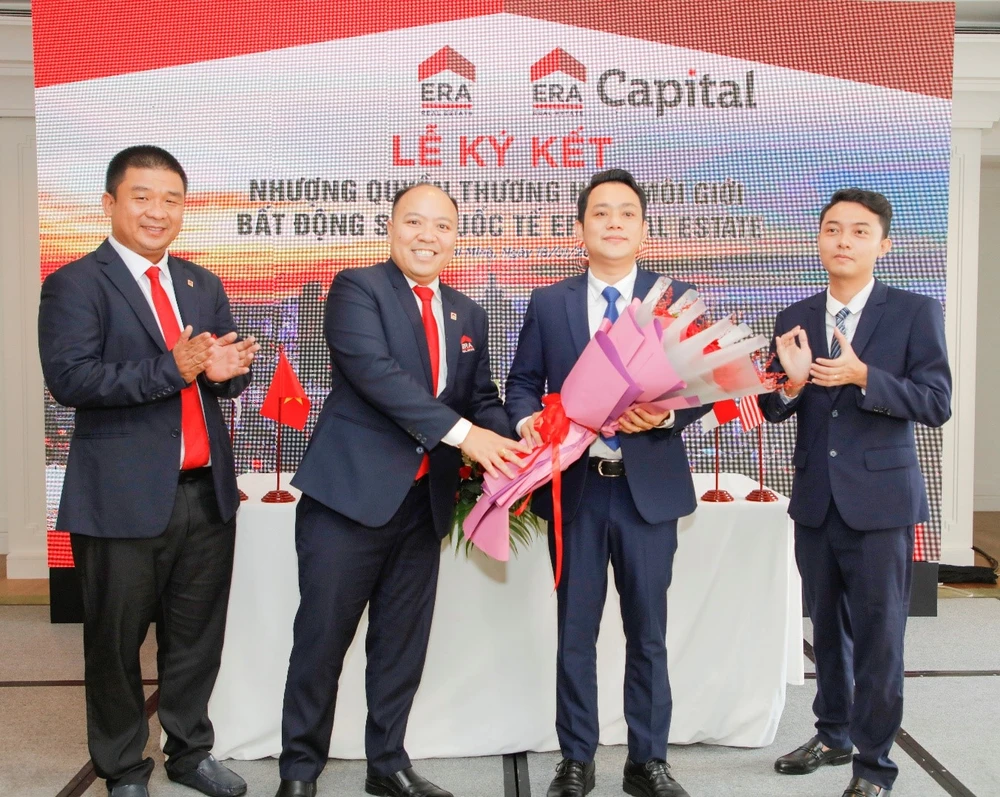 ERA Real Estate ký kết nhượng quyền thương hiệu cho ERA Capital. Ảnh: ERA Vietnam