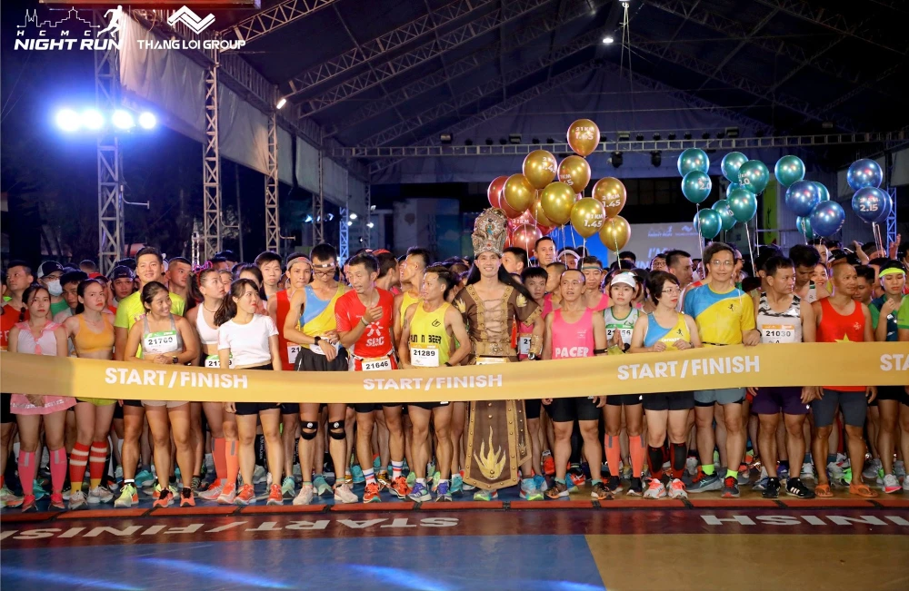 Sôi nổi giải chạy đêm Ho Chi Minh City Night Run Thang Loi Group 2022