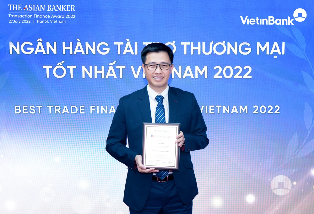 Ông Trần Hoài Nam - Phó giám đốc Khối KHDN kiêm giám đốc Trung tâm Phát triển Giải pháp tài chính khách hàng đại diện VietinBank nhận giải thưởng