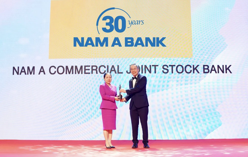 Đại diện Nam A Bank nhận giải thưởng “Nơi làm việc tốt nhất châu Á 2022”