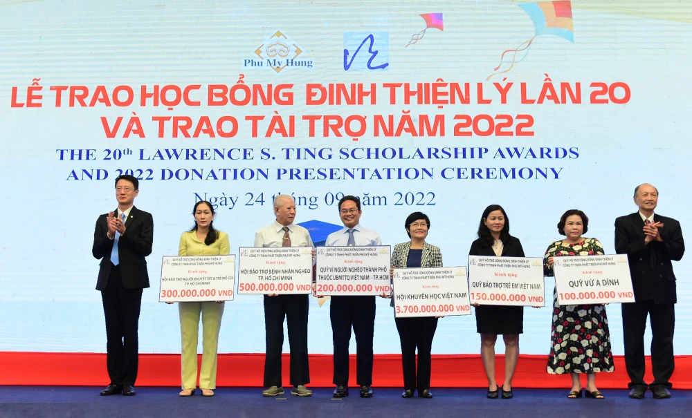 Công ty Phú Mỹ Hưng, Quỹ Đinh Thiện Lý trao học bổng và tài trợ cho các em HS-SV