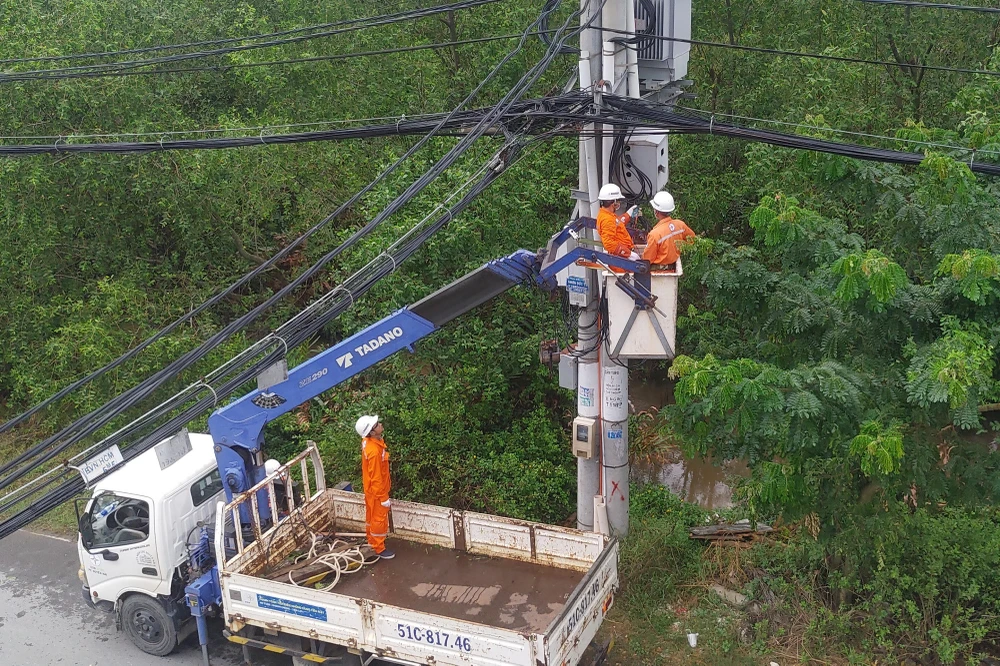 Công nhân điện lực kiểm tra trạm điện trước bão Noru