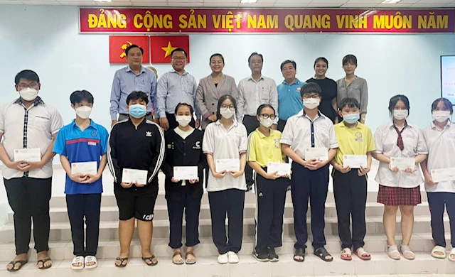 Đại diện Ủy ban MTTQ các cấp và nhà tài trợ chụp hình lưu niệm cùng các em HS-SV được nhận học bổng