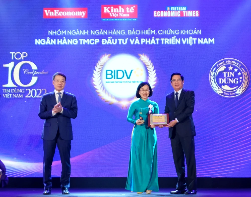 Bà Phan Thị Thanh Nhàn – Giám đốc Trung tâm thẻ - đại diện BIDV nhận giải thưởng dành cho “Giải pháp ứng dụng xác thực Căn cước công dân Chip trong giao dịch tại ATM đa năng”