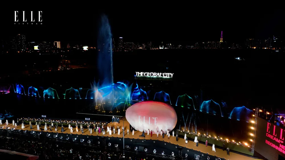 Sàn diễn dài 130m bố trí cạnh khu kênh đào với hệ thống nhạc nước lớn nhất Đông Nam Á được thiết kế riêng cho sự kiện