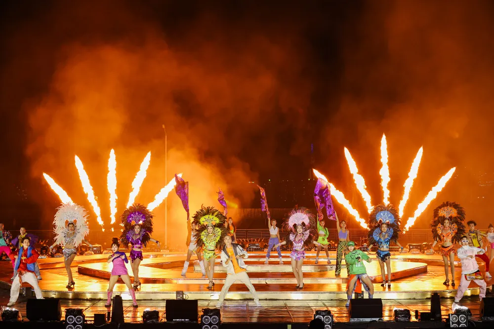 Sân khấu hoành tráng với hiệu ứng âm thanh ánh sáng hiện đại Sân khấu hoành tráng với hiệu ứng âm thanh ánh sáng hiện đại