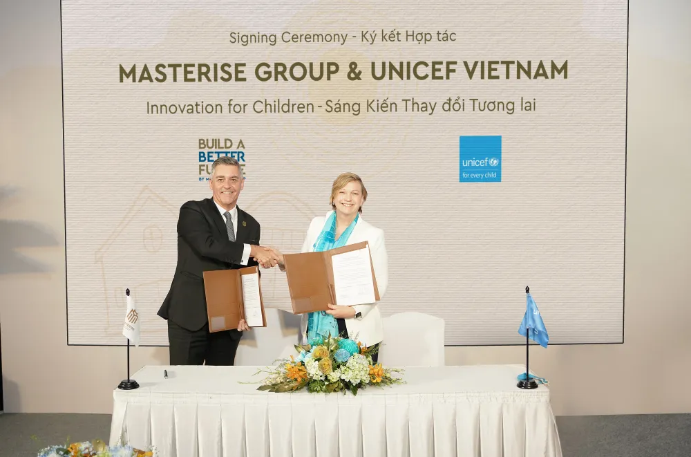 Ông Jason Turnbull, Phó TGĐ Masterise Homes (trái) và bà Rana Flowers, Trưởng đại diện UNICEF tại Việt Nam ký kết hợp tác chiến lược Ông Jason Turnbull, Phó TGĐ Masterise Homes (trái) và bà Rana Flowers, Trưởng đại diện UNICEF tại Việt Nam ký kết hợp tác chiến lược