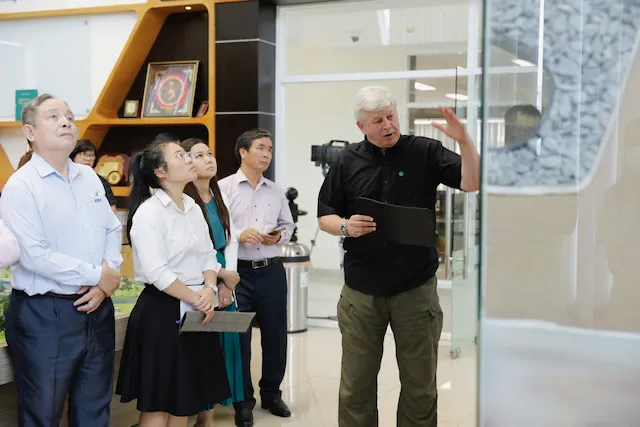 Ông Kevin Moore, Giám đốc điều hành VWS giới thiệu về quy trình, công nghệ cũng như quá trình vận hành, xử lý rác của VWS