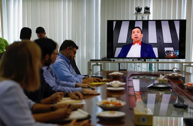 Từ Hoa Kỳ, ông David Dương đã chia sẻ với đoàn qua Zoom về quá trình hoạt động của công ty tại Hoa Kỳ và Việt Nam Từ Hoa Kỳ, ông David Dương đã chia sẻ với đoàn qua Zoom về quá trình hoạt động của công ty tại Hoa Kỳ và Việt Nam