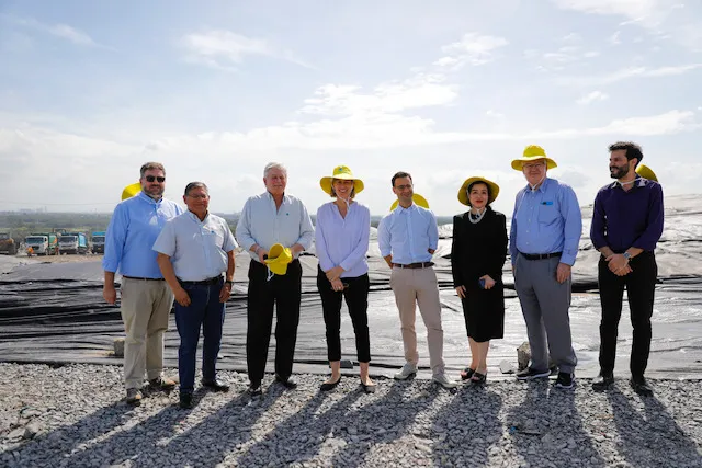 Đoàn trực tiếp đến nơi tiếp nhận rác tại Khu liên hợp xử lý chất thải Đa Phước Đoàn trực tiếp đến nơi tiếp nhận rác tại Khu liên hợp xử lý chất thải Đa Phước