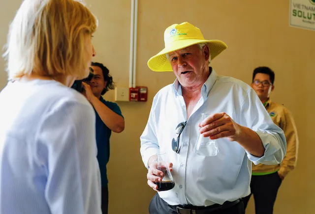 Ông Kevin Moore, Giám đốc điều hành VWS giới thiệu về quy trình xử lý nước rỉ rác. Trên tay ông đang cầm là một mẫu nước đầu vào và một mẫu nước sau khi được xử lý Ông Kevin Moore, Giám đốc điều hành VWS giới thiệu về quy trình xử lý nước rỉ rác. Trên tay ông đang cầm là một mẫu nước đầu vào và một mẫu nước sau khi được xử lý