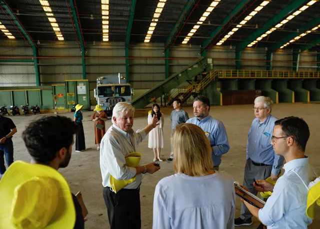 Ông Kevin Moore giới thiệu dây chuyền phân loại tái chế tại VWS Ông Kevin Moore giới thiệu dây chuyền phân loại tái chế tại VWS