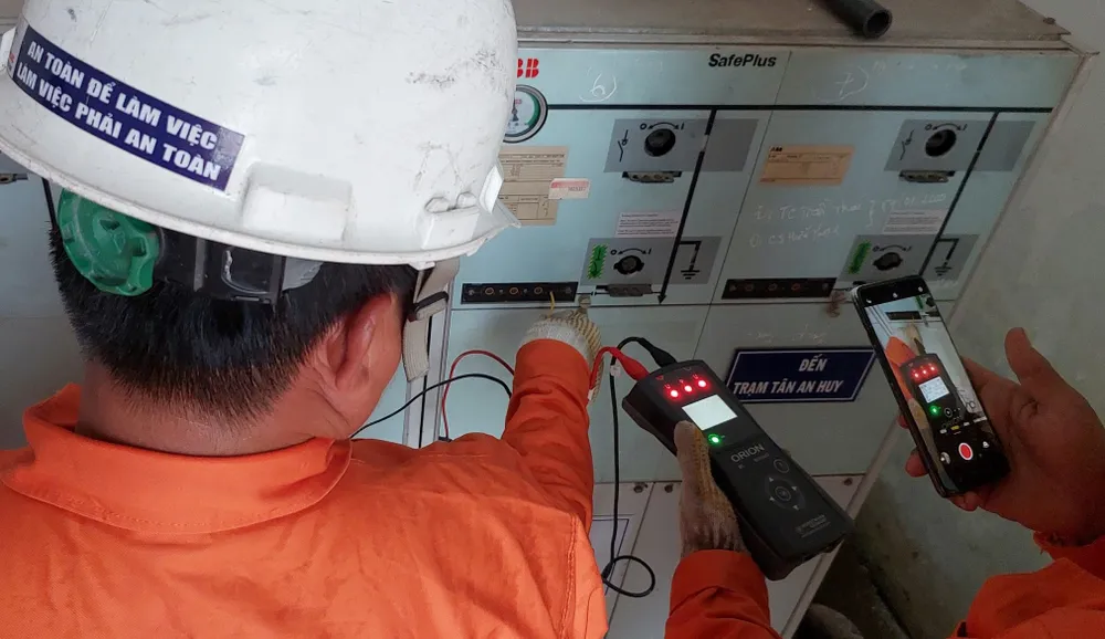 Công nhân thử nghiệm thiết bị trước khi đóng điện vận hành