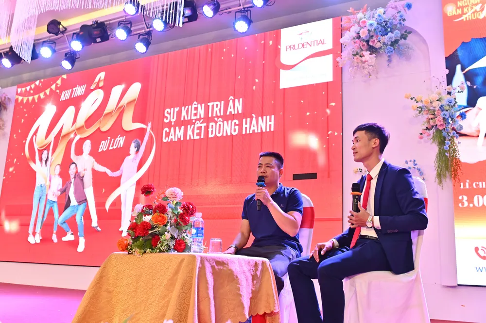 Đại diện gia đình khách hàng chia sẻ tại lễ chi trả Đại diện gia đình khách hàng chia sẻ tại lễ chi trả