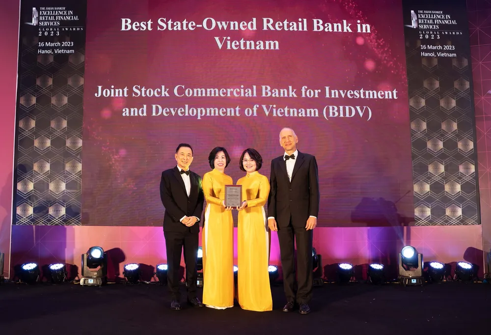 BIDV vinh dự nhận danh hiệu Ngân hàng Bán lẻ tốt nhất Việt Nam lần thứ 8 (Hạng mục State-Owned Retail Bank năm 2023) BIDV vinh dự nhận danh hiệu Ngân hàng Bán lẻ tốt nhất Việt Nam lần thứ 8 (Hạng mục State-Owned Retail Bank năm 2023)