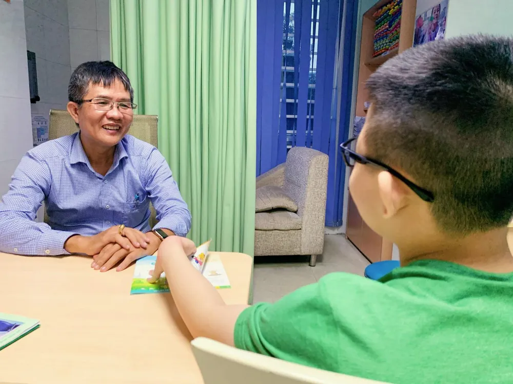 Bác sĩ Giang cho hay, trẻ tự kỷ ở mức độ nhẹ thì quá trình can thiệp điều trị có tiến triển ngoạn mục đến 80 – 90% nếu can thiệp sớm, đúng khoa học và đủ thời gian Bác sĩ Giang cho hay, trẻ tự kỷ ở mức độ nhẹ thì quá trình can thiệp điều trị có tiến triển ngoạn mục đến 80 – 90% nếu can thiệp sớm, đúng khoa học và đủ thời gian