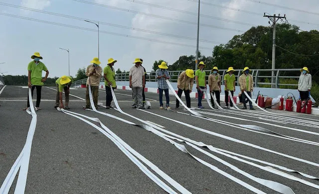 Thực hành kỹ năng lăn ống cho phương án phun nước dập lửa Thực hành kỹ năng lăn ống cho phương án phun nước dập lửa