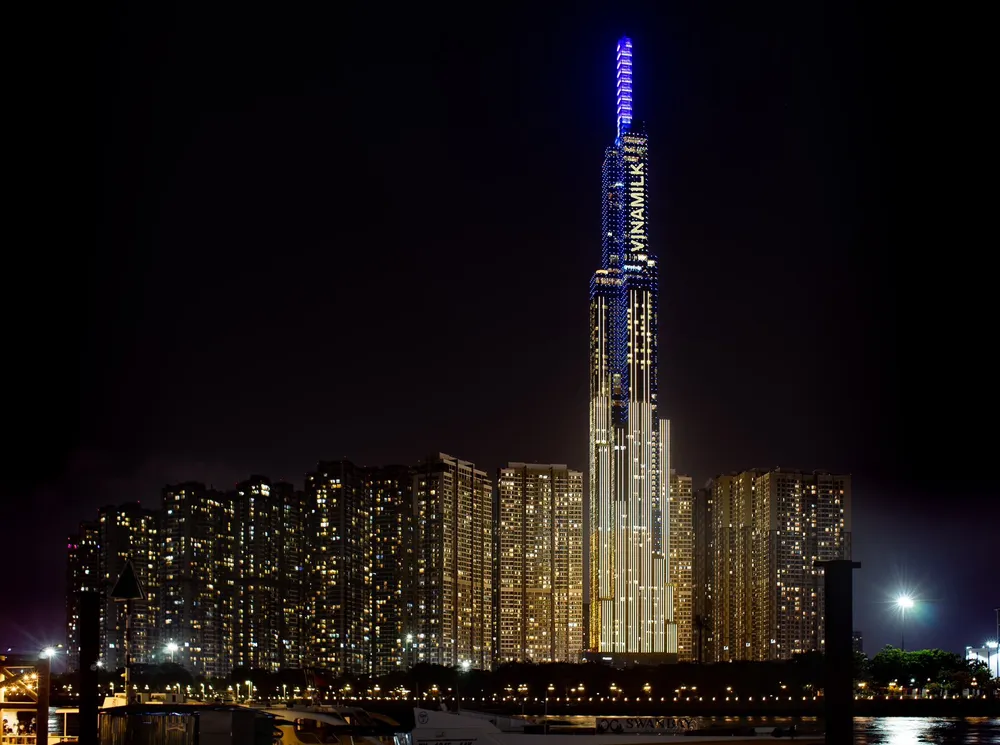 Đỉnh tháp tòa nhà Landmark 81 được thắp sáng nhân sự kiện đặc biệt này, với thông điệp “Vươn cao Việt Nam” từ Vinamilk Đỉnh tháp tòa nhà Landmark 81 được thắp sáng nhân sự kiện đặc biệt này, với thông điệp “Vươn cao Việt Nam” từ Vinamilk