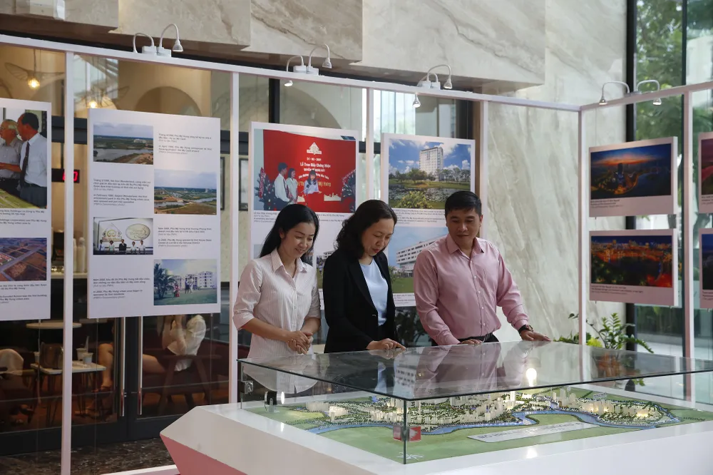 Khách tham quan Triển lãm và xem mô hình khu đô thị Phú Mỹ Hưng thu nhỏ Khách tham quan Triển lãm và xem mô hình khu đô thị Phú Mỹ Hưng thu nhỏ
