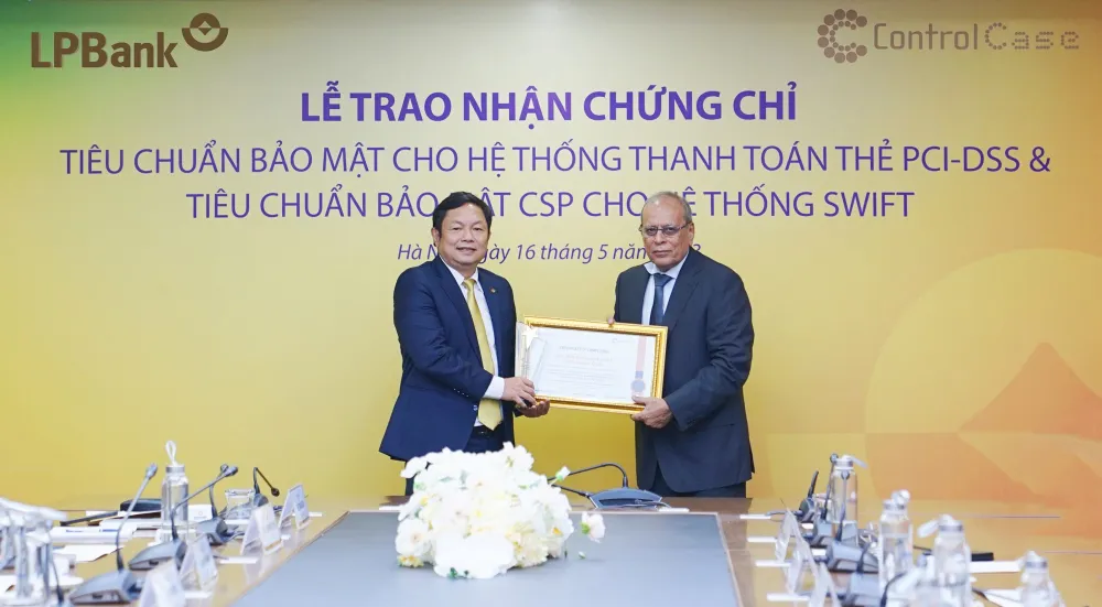 Ông Huỳnh Ngọc Huy – Thành viên HĐQT LPBank nhận chứng chỉ tiêu chuẩn bảo mật quốc tế PCI-DSS phiên bản 3.2.1 cho hệ thống thanh toán thẻ Ông Huỳnh Ngọc Huy – Thành viên HĐQT LPBank nhận chứng chỉ tiêu chuẩn bảo mật quốc tế PCI-DSS phiên bản 3.2.1 cho hệ thống thanh toán thẻ