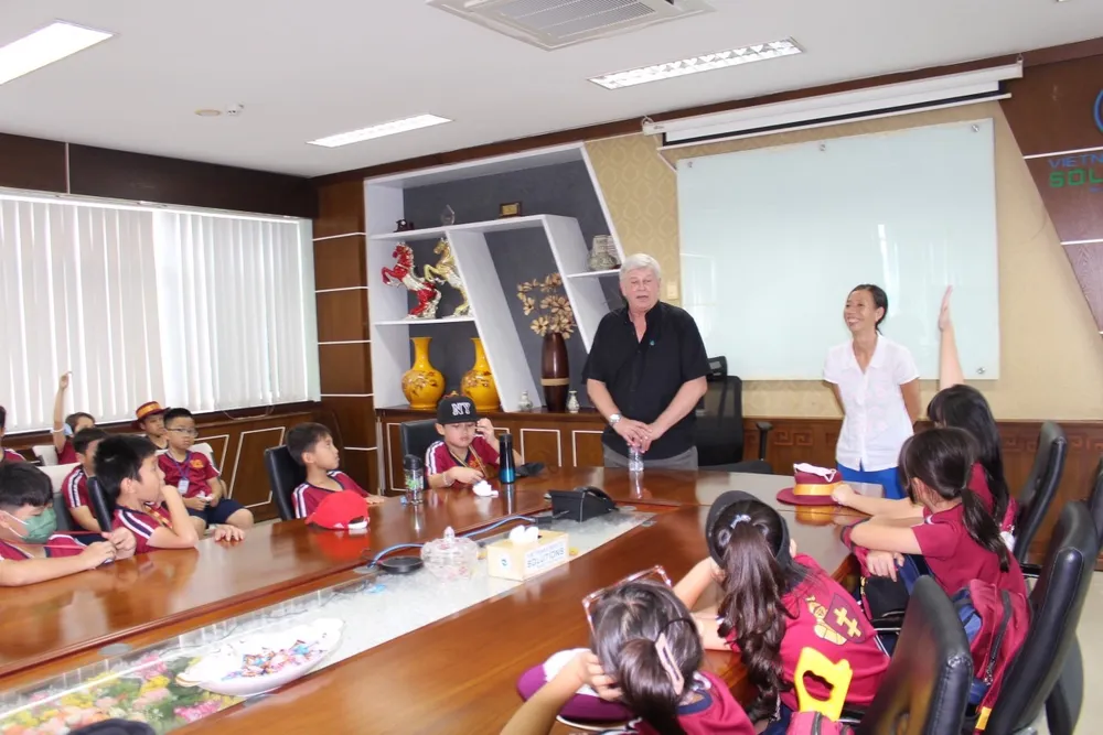 Ông Kevin Moore - Giám đốc Điều hành Công ty VWS đã giới thiệu về công ty cũng như giải đáp nhiều câu hỏi của các em học sinh Ông Kevin Moore - Giám đốc Điều hành Công ty VWS đã giới thiệu về công ty cũng như giải đáp nhiều câu hỏi của các em học sinh