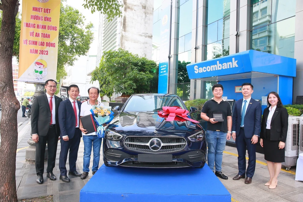 Trao thưởng xe Mercedes cho khách hàng tham gia bảo hiểm với Dai-ichi Life Việt Nam tại Sacombank