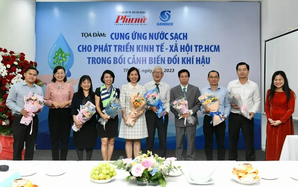 Lãnh đạo Báo Phụ nữ TPHCM tặng hoa cảm ơn các đại biểu tham gia tọa đàm Lãnh đạo Báo Phụ nữ TPHCM tặng hoa cảm ơn các đại biểu tham gia tọa đàm