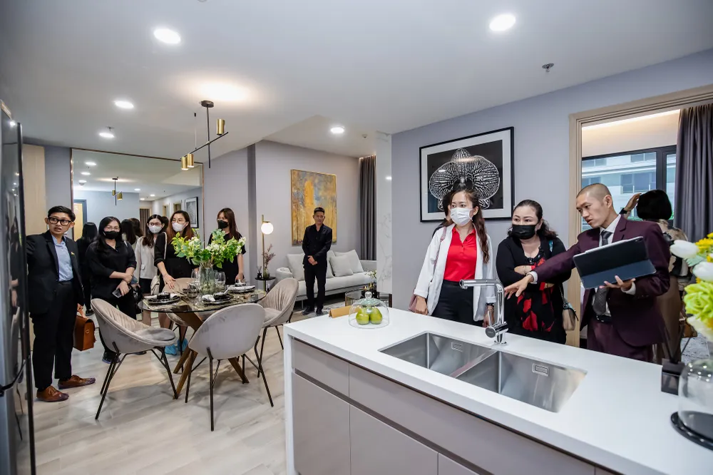 Khách tham quan ấn tượng với không gian sang trọng và bàn giao đầy đủ trang thiết bị nội thất quốc tế của Masteri Centre Point Khách tham quan ấn tượng với không gian sang trọng và bàn giao đầy đủ trang thiết bị nội thất quốc tế của Masteri Centre Point