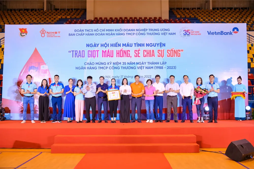 Đoàn Thanh niên VietinBank nhận bằng khen của Đoàn Khối DNTƯ vì có thành tích xuất sắc trong phong trào hiến máu giai đoạn 2020-2023