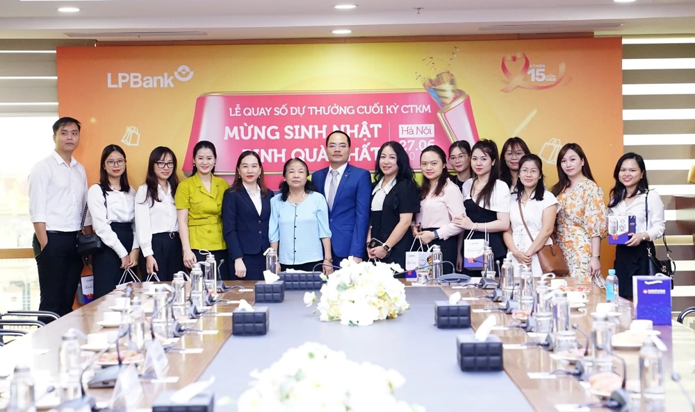 Lễ quay số trúng thưởng “Mừng sinh nhật – Rinh quà chất” có sự tham gia của lãnh đạo LPBank và sự chứng kiến của các khách hàng