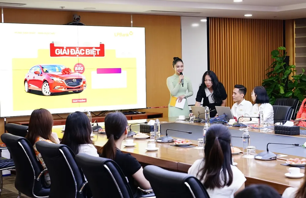 Khách hàng có mặt tại lễ quay thưởng là người thực hiện quay số cho mỗi bộ giải thưởng nhằm đảm bảo tính công khai, minh bạch Khách hàng có mặt tại lễ quay thưởng là người thực hiện quay số cho mỗi bộ giải thưởng nhằm đảm bảo tính công khai, minh bạch